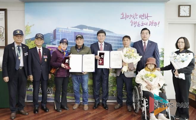 광주시, 6·25전쟁 참전유공자 유가족에 화랑무공훈장 전수