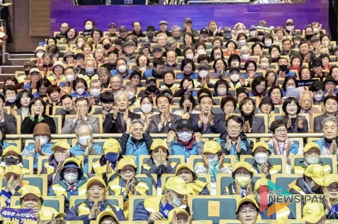 이재준 수원특례시장(사진 가운데), 이재식 수원특례시의회 의장, 발대식 참석자들이 함께하고 있다.