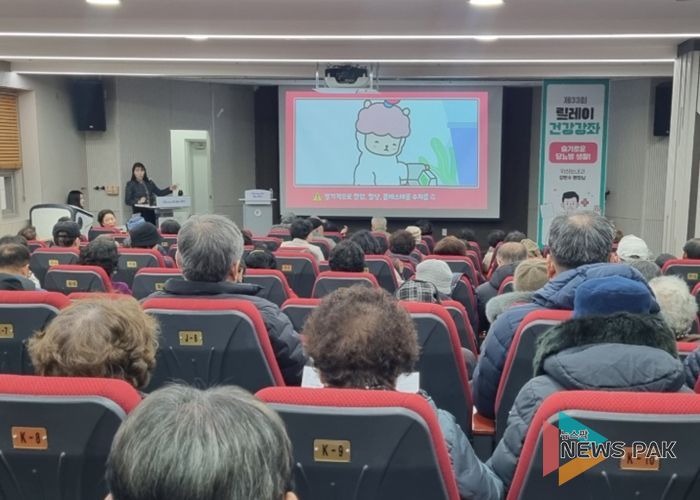 11일 광명시평생학습원에서 '슬기로운 당뇨병 생활' 릴레이 건강강좌를 진행하고 있다.