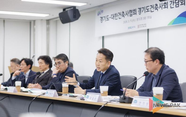 11일 오후 수원특례시 경기도청 기회실에서 개최된 대한건축사협회 경기도건축사회 간담회에서 고영인 경제부지사가 인사말씀을 하고 있다