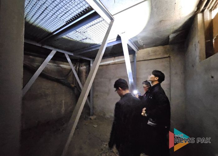 화성특례시 관계자들이 해빙기 대비 노후 건축물 구조 안전 상태를 점검하고 있다.