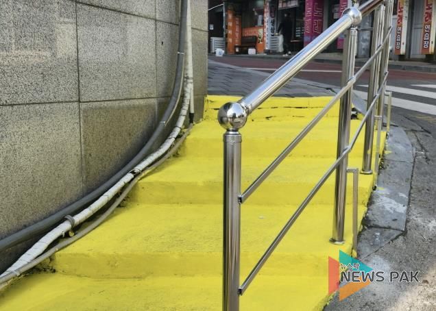 수원시 팔달구 우만1동 주민자치회, 주민참여예산으로 빙판길 사고 예방을 위한 '안전난간 설치 공사' 추진