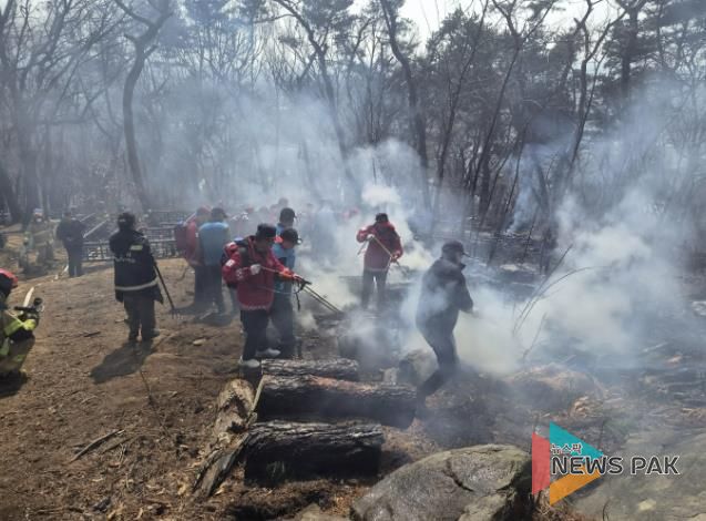 지난 12일 팔달산 화재 현장에서 잔불을 정리하는 모습