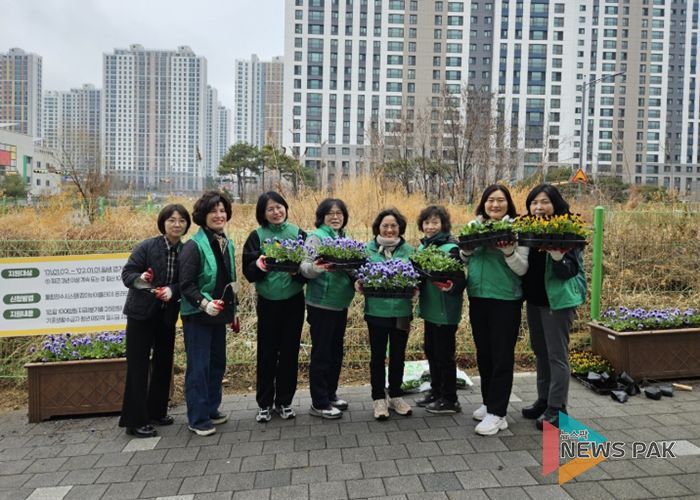 평택시 동삭동 새마을부녀회 ‘봄꽃 심기’ 행사 개최