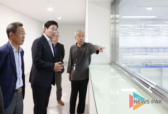 이상일 용인특례시장이 지역 내 반도체 기업을 방문해 시설을 살피는 모습