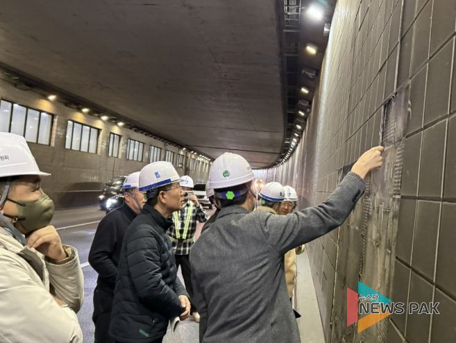 수원특례시 관계자가 1분기 시설안전 기술컨설팅을 하고 있다.