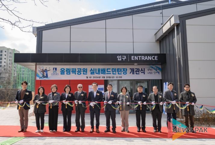 이재준 수원시장(왼쪽 6번째부터), 이재식 수원시의회 의장 등 참석자들이 개관식에서 테이프를 자르고 있다.