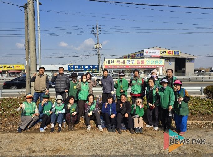 포승읍 새마을남여지도자회, 새봄맞이 꽃 심기 및 관내 대청소 전개