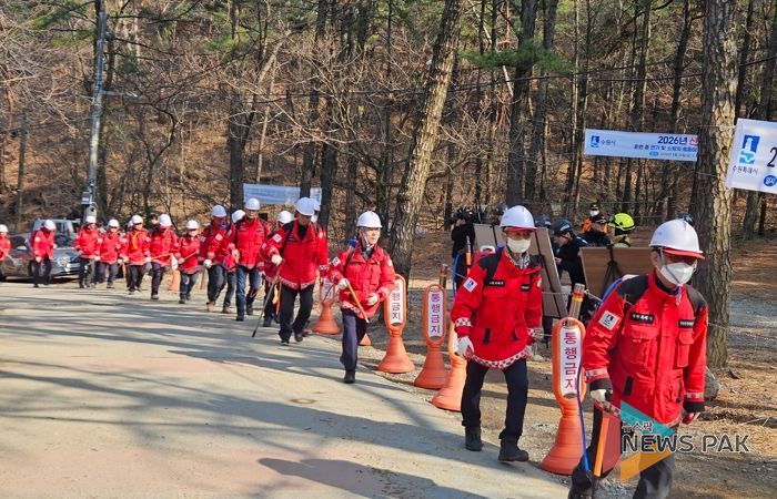 수원특례시, 유관기관 관계자들이 ‘2026년 산림재난(산불) 대응훈련’을 하고 있다.