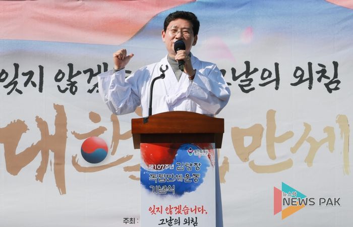 이상일 용인특례시장이 21일 용인중앙시장에서 '107주년 김량장 독립만세운동 기념행사'에 참석해 축사하고 있다