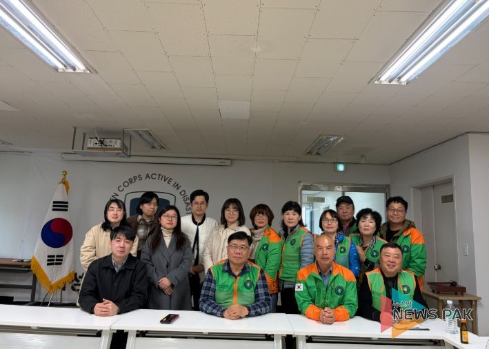 화성특례시 보건소 관계자와 자율방재단이 방제 관련 회의를 마친 후 기념 촬영을 하고 있다