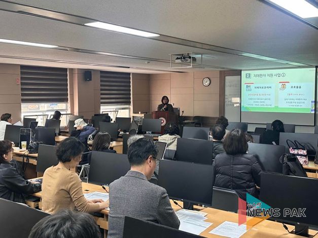 만안치매안심센터는 23일 국민건보공단 안양운영센터와 함께 장기요양 급여이용설명회에서 치매안심센터를 상세히 안내했다