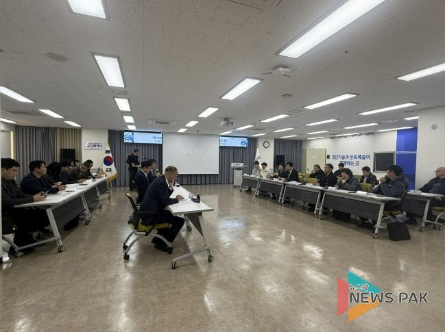 화성특례시가 ‘동탄트램 건설사업’ 추진 관련 시민간담회를 열고 추진 경과를 설명하고 있다