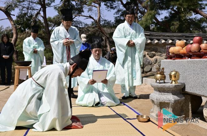 초헌관 김시업 이사장이 초헌례를 하고있다