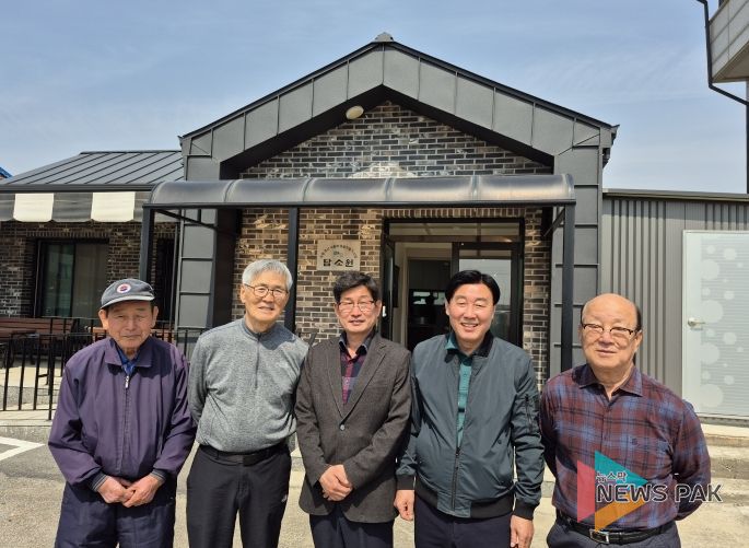중앙에 이종관 오성면장과 오른쪽에서 2번째 진수성 노인회장 등 지역 어르신들이 담소원 앞에서.