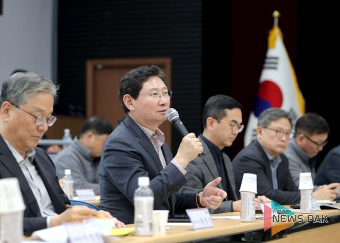 24일 원삼면 행정복지센터에서 간담회에 참석한 이상일 시장이 인사말을 하고 있다