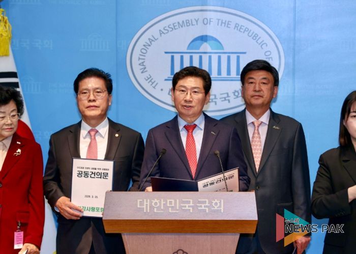 이상일 용인특례시장이 25일 서울 여의도 국회 소통관에서 송석준 국회의원, 광주·이천·가평·양평 등 수도권 자치단체장과 기자회견을 열고 수도권 규제 완화를 촉구하고 있다