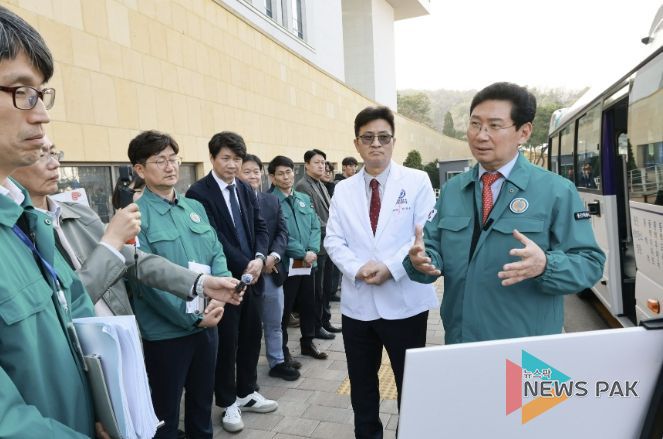 이상일 용인특례시장이 25일 '용인 동백 자율주행자동차 시범사업'을 앞두고 용인세브란스병원에서 차량에 시승하고 자율주행 체계와 안정성을 점검했다.