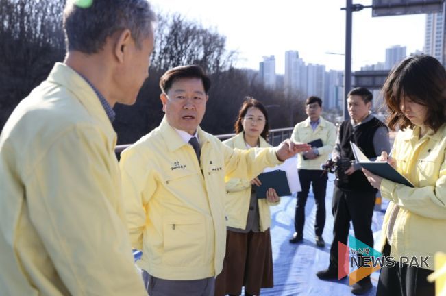 박승원 광명시장이 지난 13일 충훈대교를 방문해 안전 관리에 만전을 가해줄 것을 당부하고 있다.