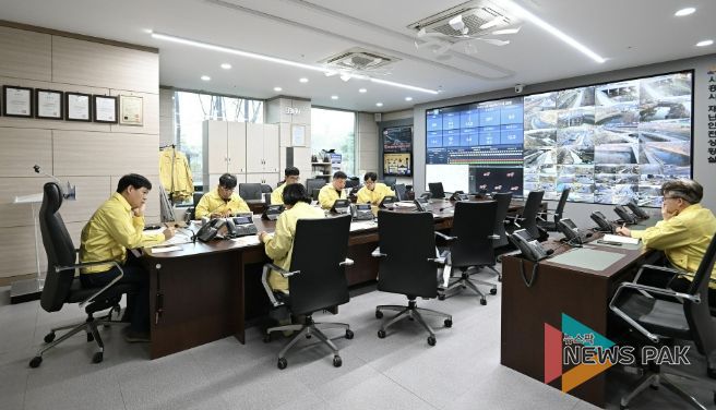 3월 26일 시흥시청 재난상황실에서 산불관련 상황판단회의가 열리고 있다