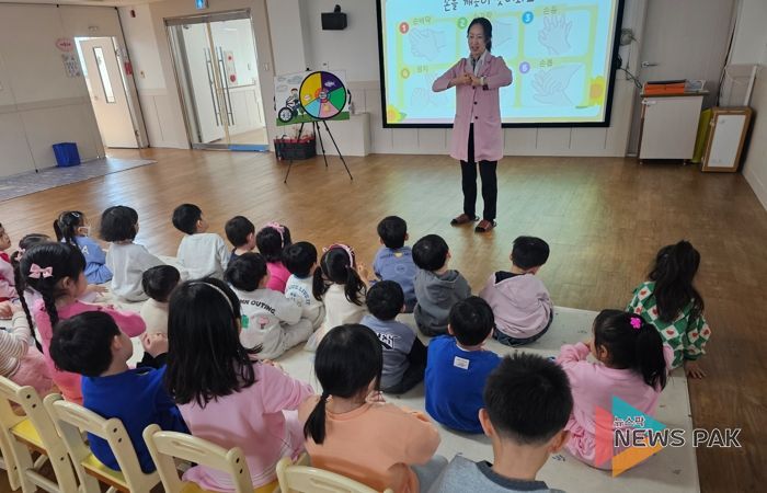 어린이집에서 도담도담 건강교실을 진행하고 있는 모습