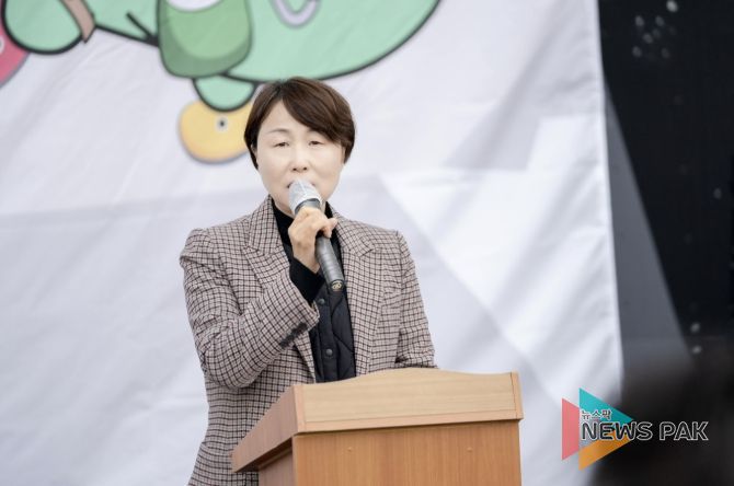 2026년 제2회 용인특례시의회 의장배 스포츠클라이밍 대회 개회식에서 유진선 의장이 대회사를 하고 있다.