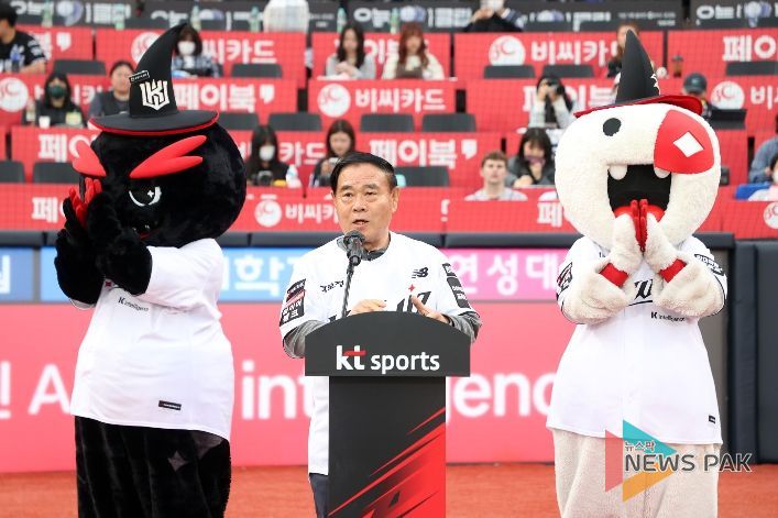 이재식 수원특례시의회 의장이 3일 수원KT위즈파크에서 열린 ‘kt 위즈 홈개막전’ 개막식에서 축사를 하고 있다. kt 위즈 마스코트와 함께 무대에 올라 인사말을 전하고 있다.