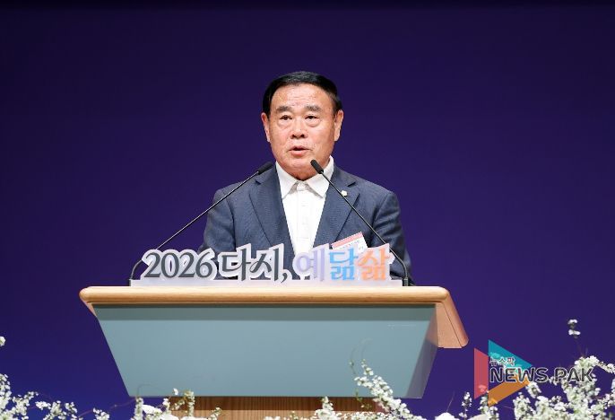 이재식 수원특례시의회 의장이 5일 중앙침례교회에서 열린 ‘2026 수원 부활절 대축제’ 연합예배에서 인사말을 하고 있다.