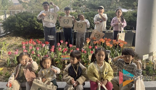 아이들 손으로 피어나는 봄, 수원시 영통구 광교2동 새마을문고 화단 가꾸기 행사