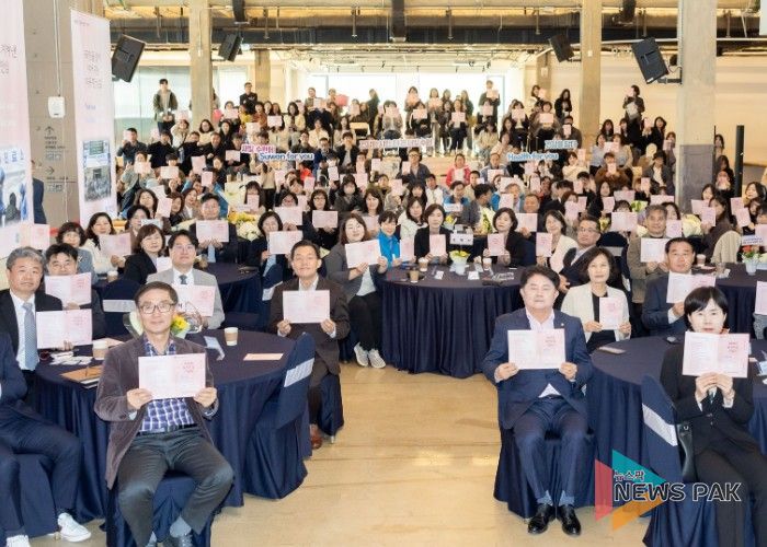 2026년 보건의 날 기념행사에서 이재준 수원특례시장(앞줄 왼쪽 테이블 오른쪽)과 참석자들이 함께하고 있다.