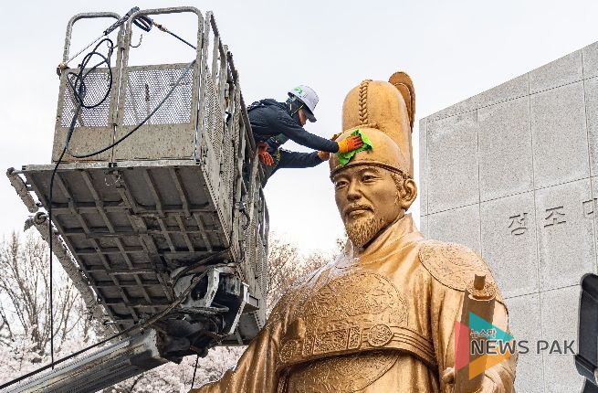 정조대왕 동상을 세척하고 있는 모습.