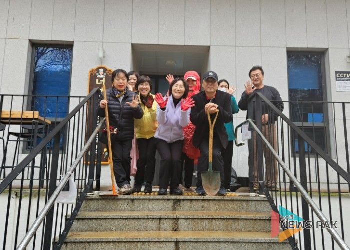 광명시 광명5동 주민자치회는 지난 6일 식목일과 봄을 맞아 너부대공원에서 영산홍 심기 행사를 진행했다.