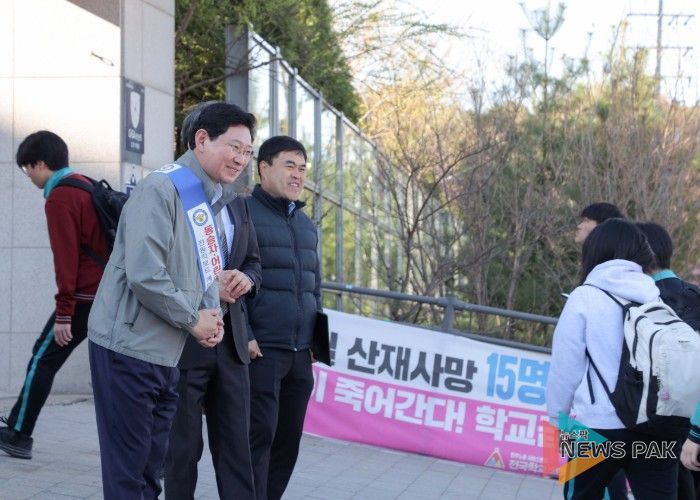 이상일 용인특례시장이 7일 아침 성복고등학교 정문 앞에서 개인형 이동장치 이용 안전캠페인에 참여했다.