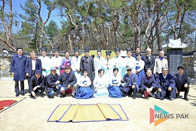 묘제 후 주요 참석자가 정약용 선생 묘소 앞에서 기념 촬영을 하고 있다