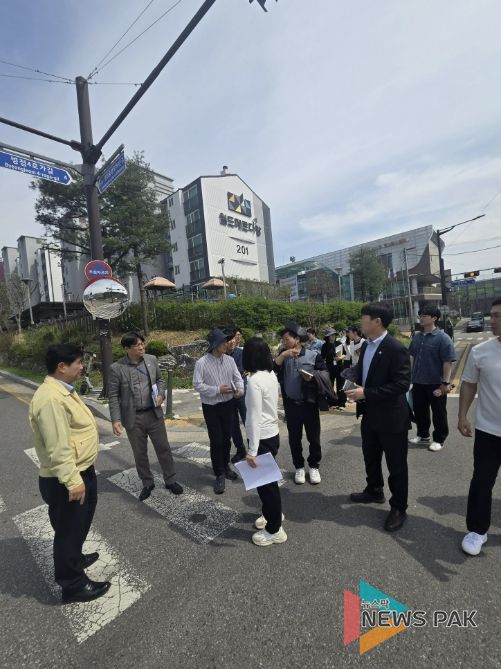 병점구청장을 비롯한 관계 공무원들이 ‘로드아이(RDAI)’ 활동의 일환으로 현장 점검을 실시하고 있다